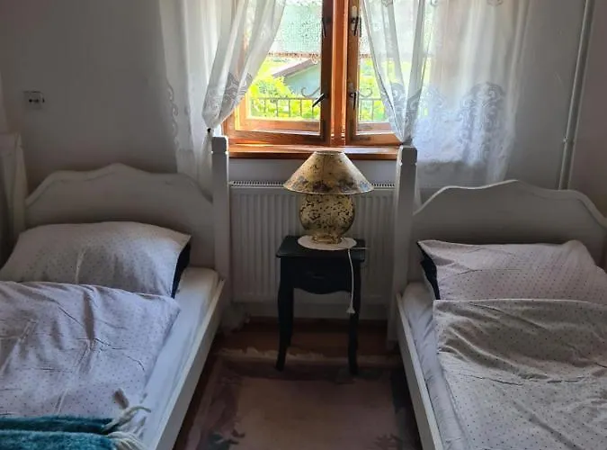 Dworek Sw.antoniego Фермерский дом *