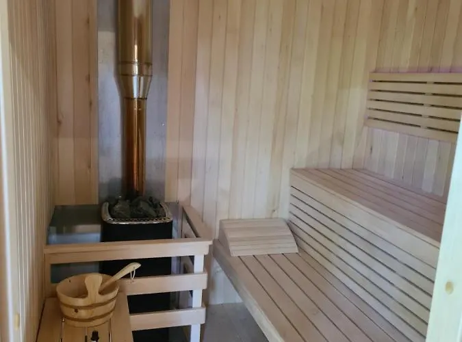 Dworek Sw.antoniego Фермерский дом *